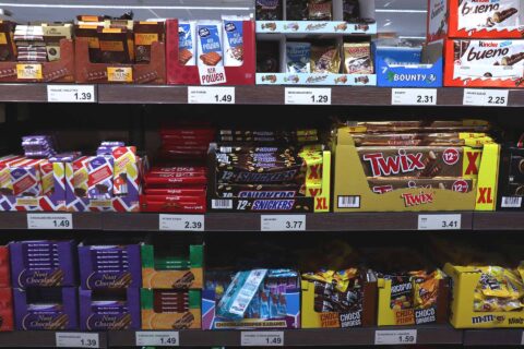 ‘Supermarkten blijven te veel ongezond eten aanbieden’