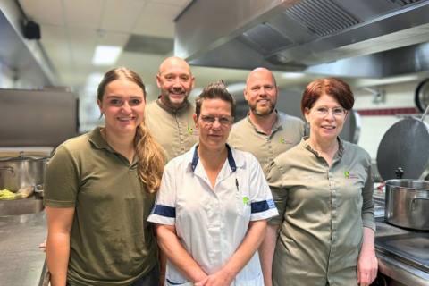 Eiwittransitie in de ouderenzorg: zo doe je het zonder twee aparte menu’s